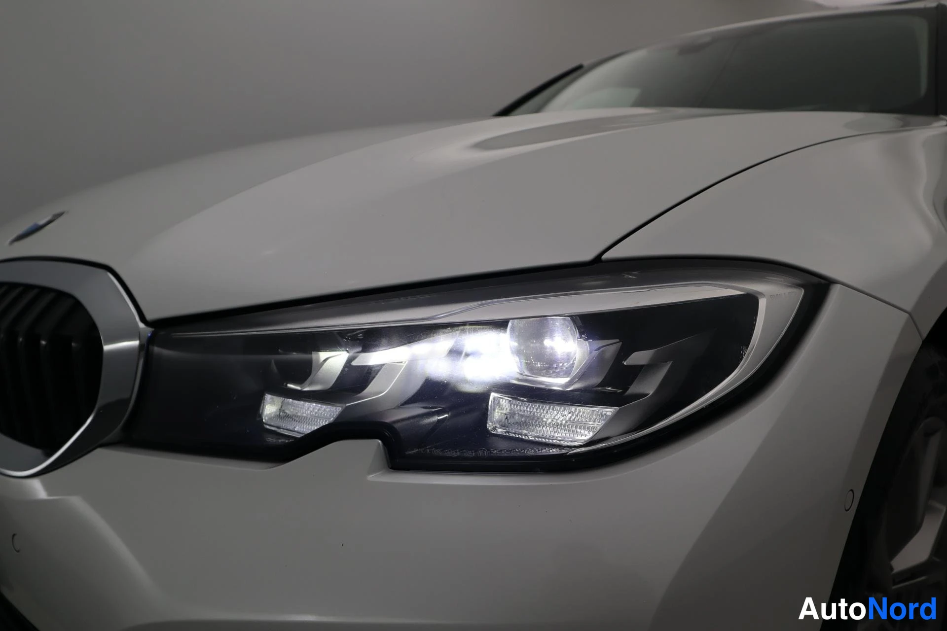 Valkoinen BMW 330 2021, edestä, kuva 3