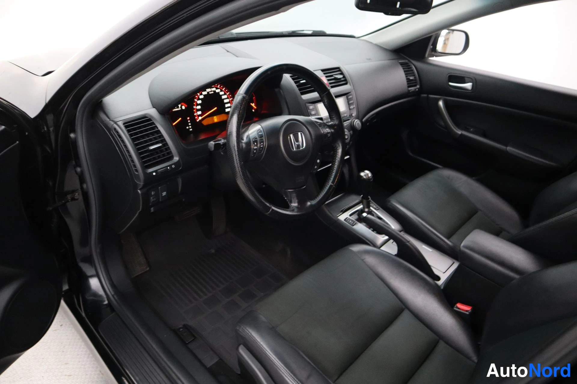 Musta Honda Accord 2006, kuva 9