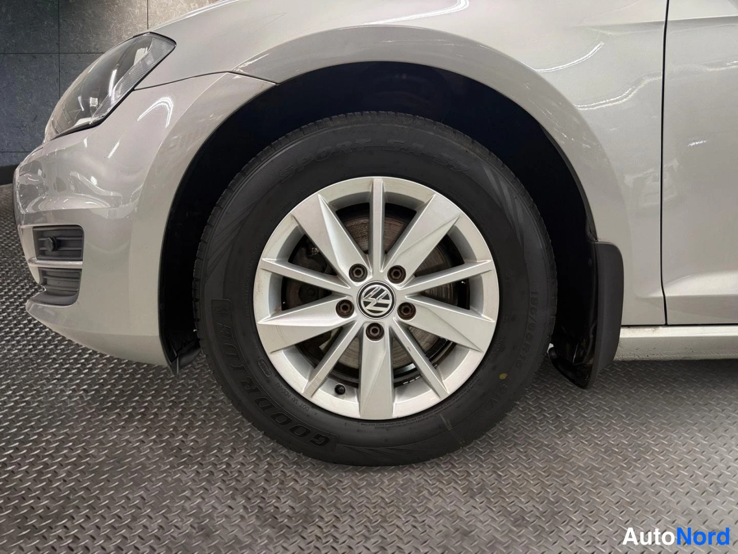 Harmaa Volkswagen Golf 2016, etuviisto, keula vasemmalle, kuva 2