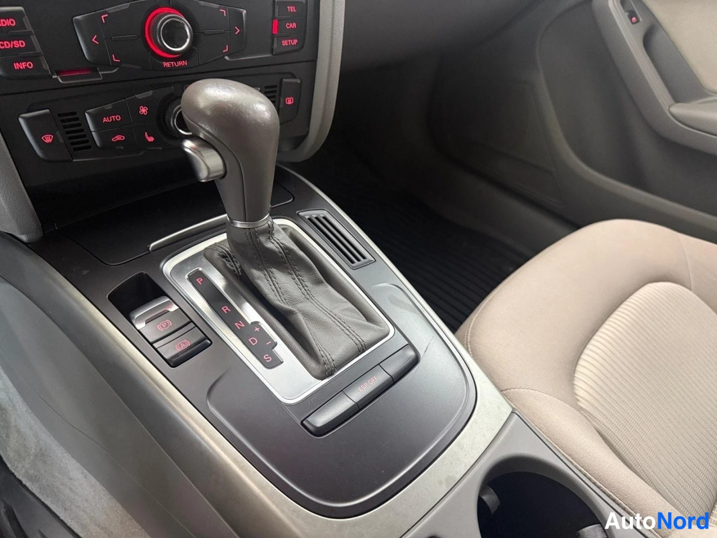 Punainen Audi A4 2008, yksityiskohta, kuva 8