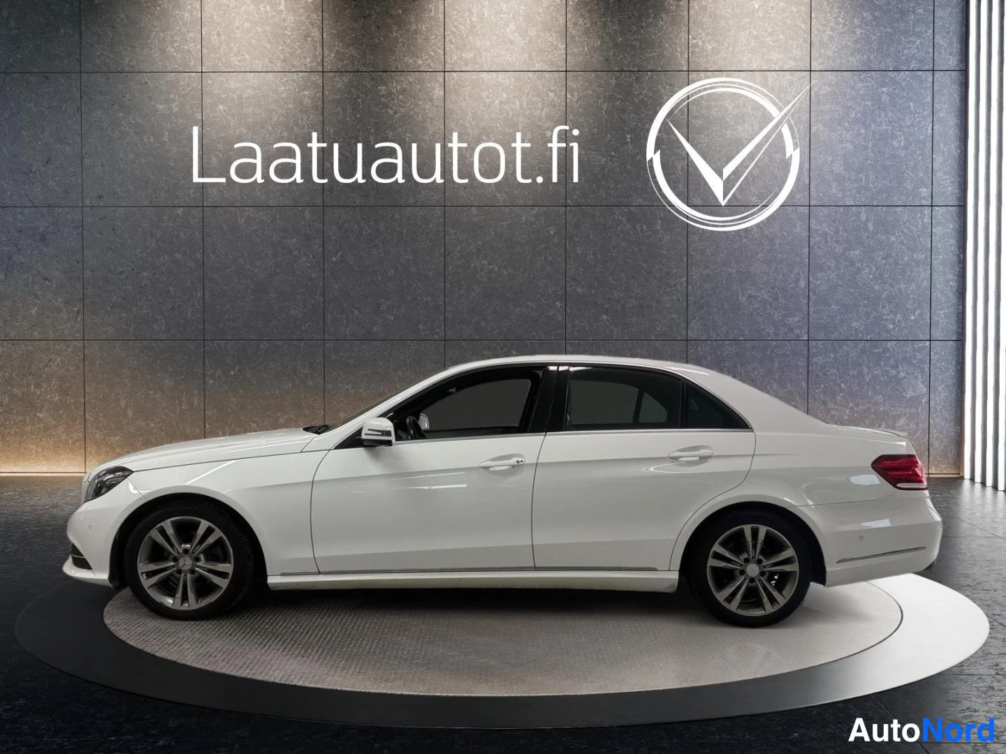 Valkoinen Mercedes-Benz E 2015, takaviisto, kuva 4