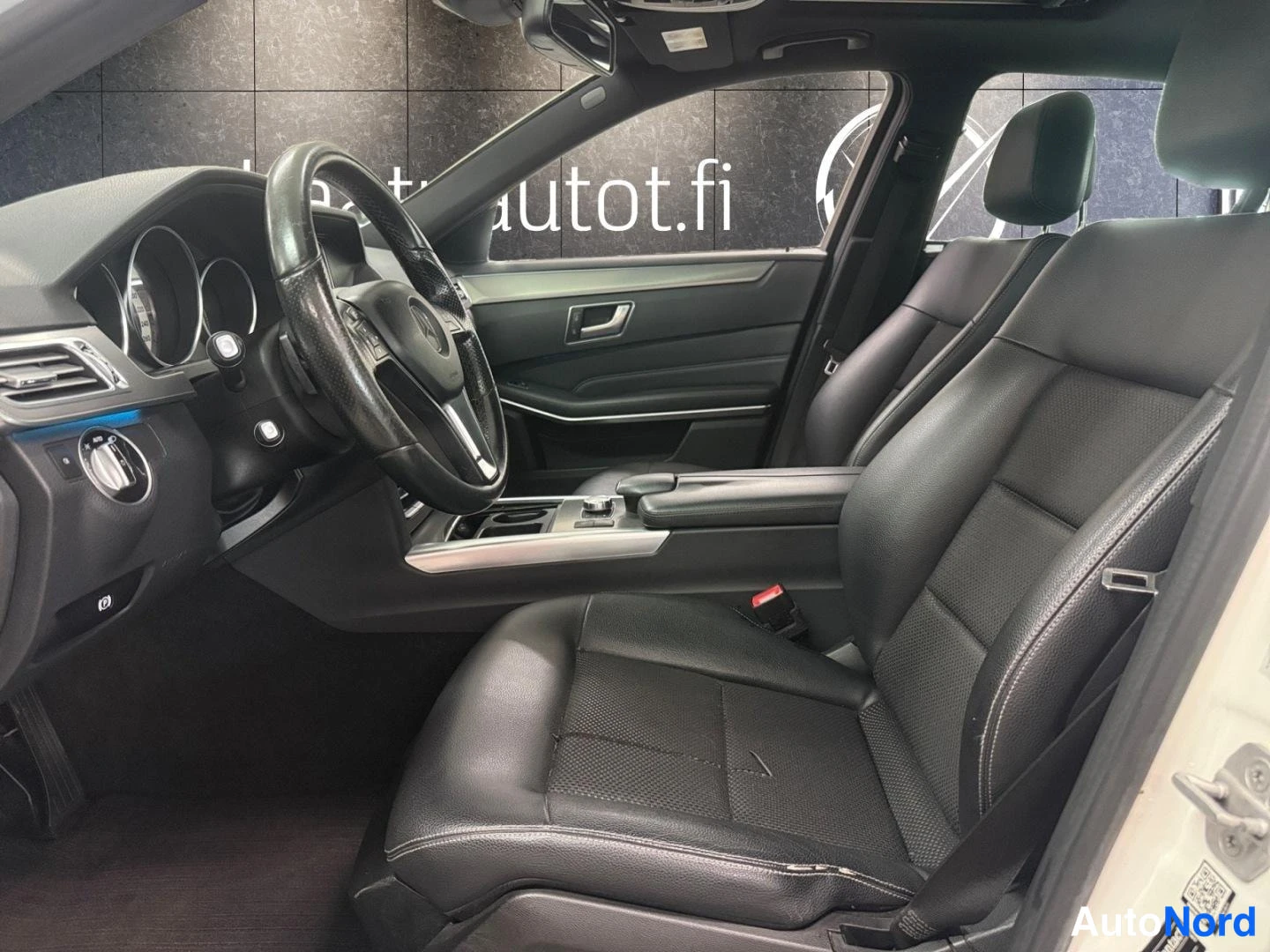 Valkoinen Mercedes-Benz E 2015, yksityiskohta, kuva 10