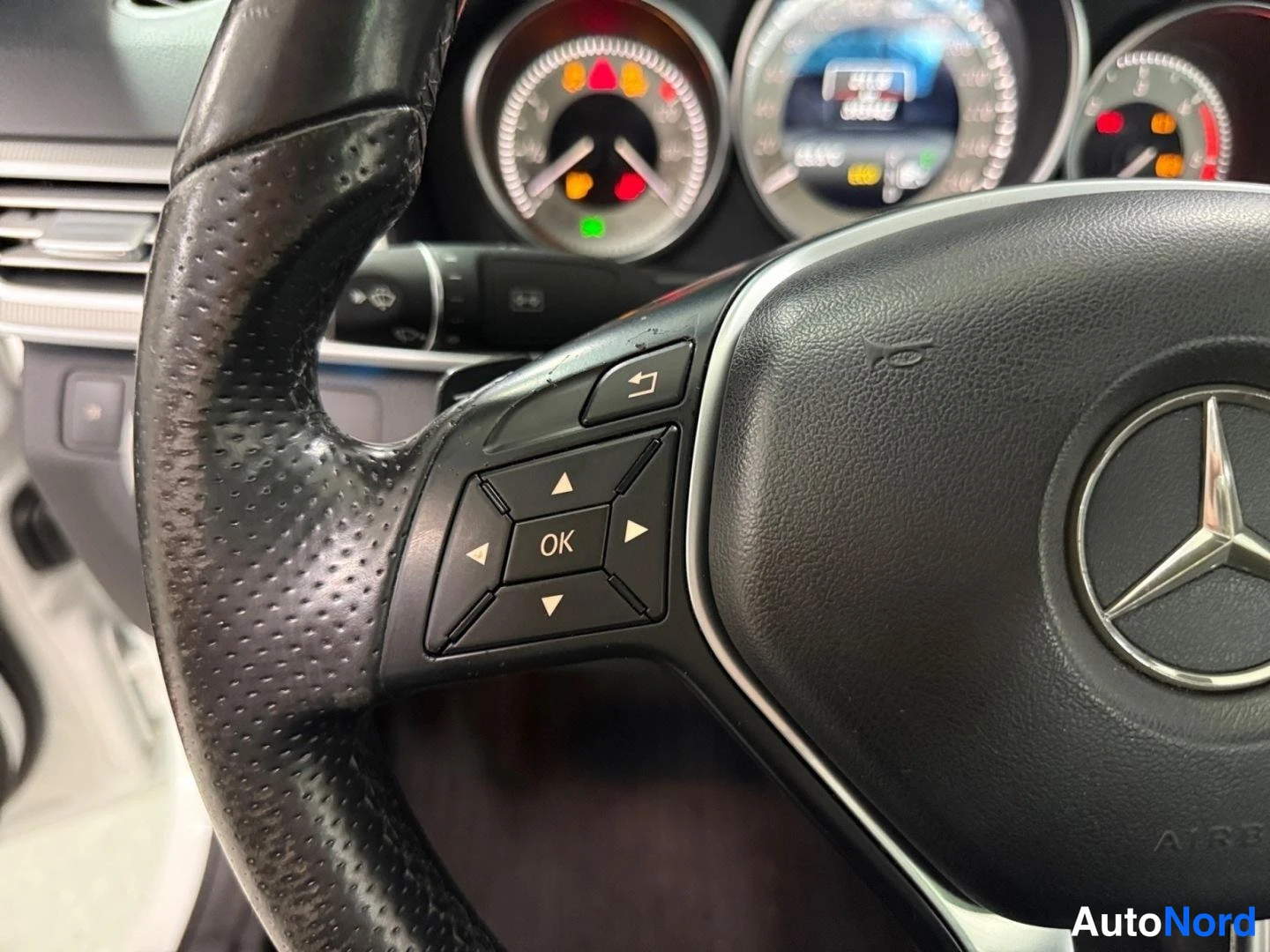 Valkoinen Mercedes-Benz E 2015, kuva 15