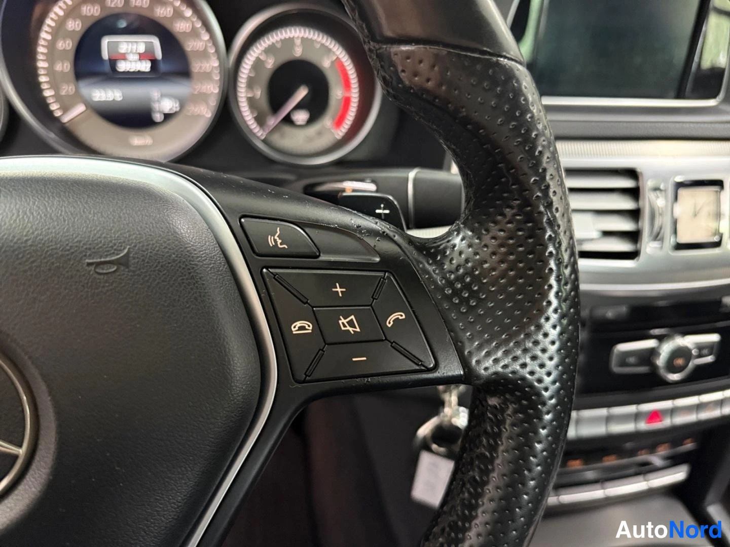 Valkoinen Mercedes-Benz E 2015, kuva 16