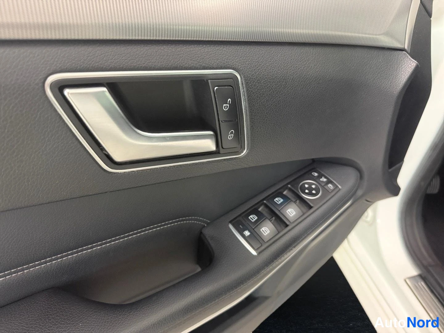 Valkoinen Mercedes-Benz E 2015, kuva 23