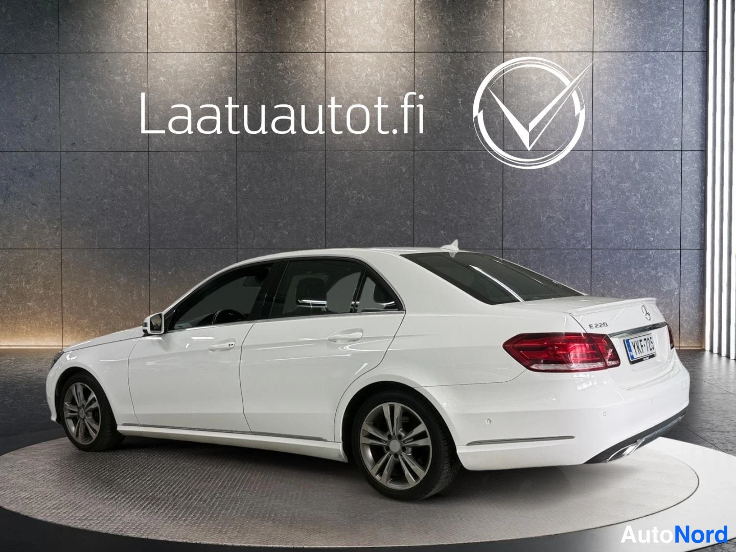 Valkoinen Mercedes-Benz E 2015, takaviisto, kuva 5