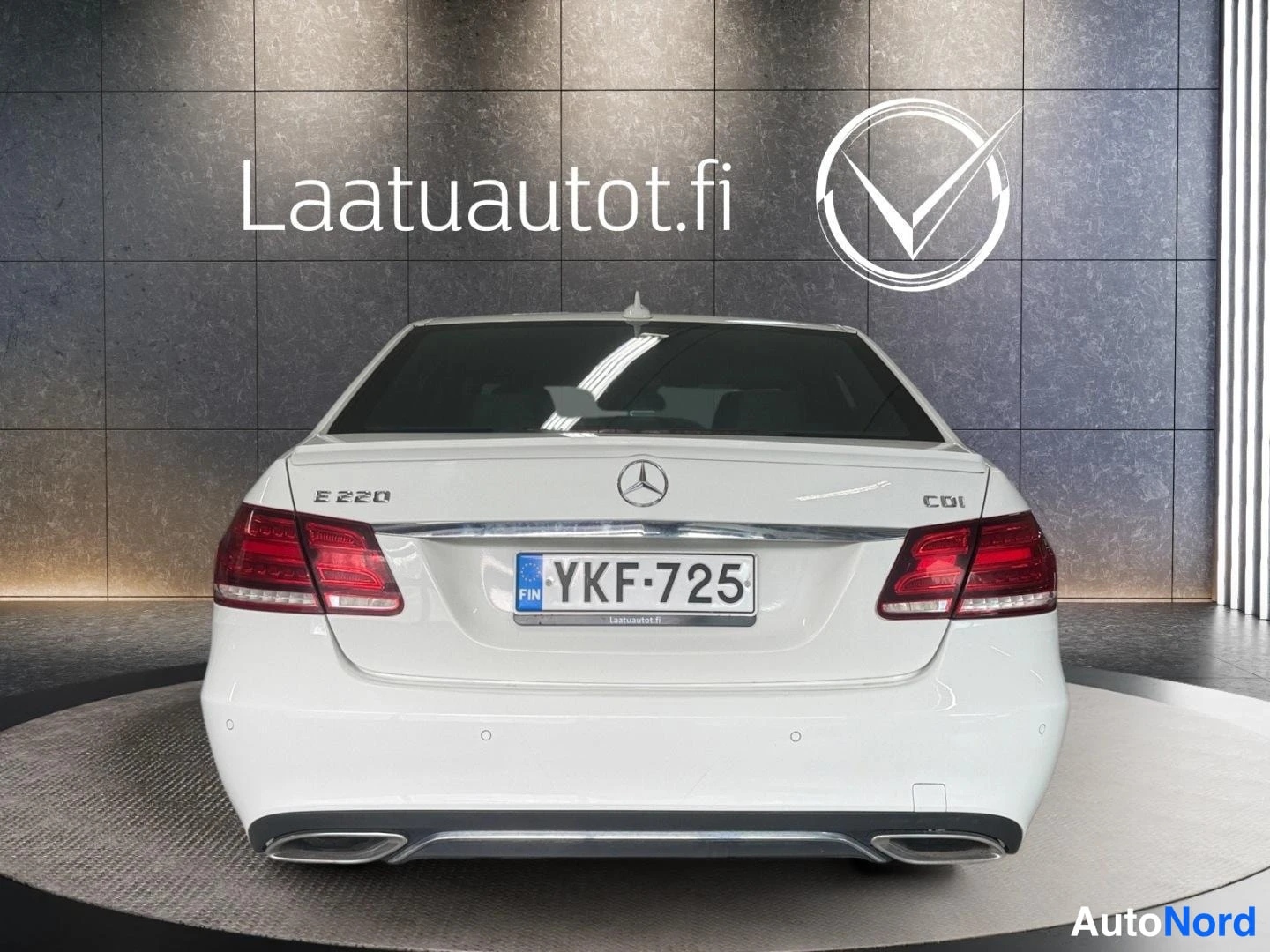 Valkoinen Mercedes-Benz E 2015, takaa, kuva 7