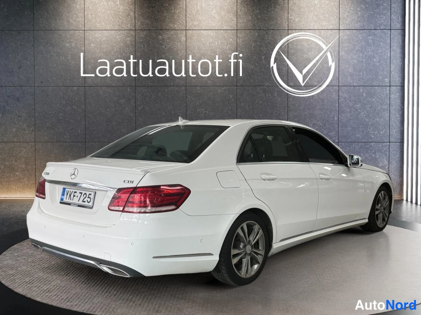 Valkoinen Mercedes-Benz E 2015, takaviisto, kuva 6