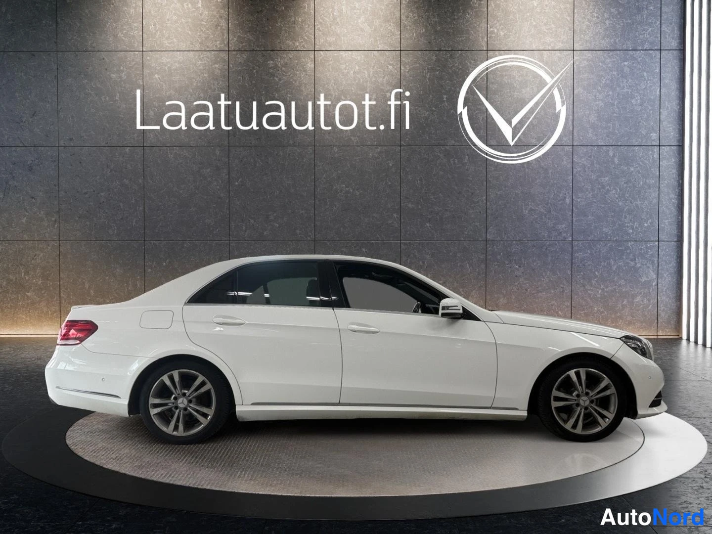 Valkoinen Mercedes-Benz E 2015, sivulta, kuva 3