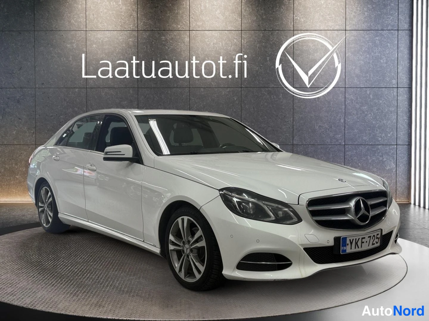 Valkoinen Mercedes-Benz E 2015, etuviisto, keula oikealle, kuva 2