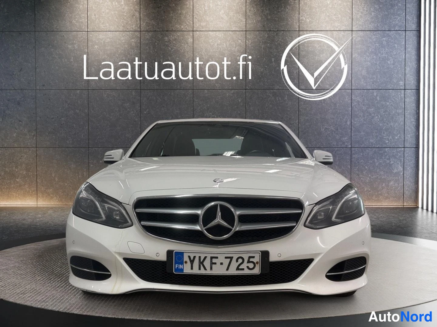 Valkoinen Mercedes-Benz E 2015, kuva 14