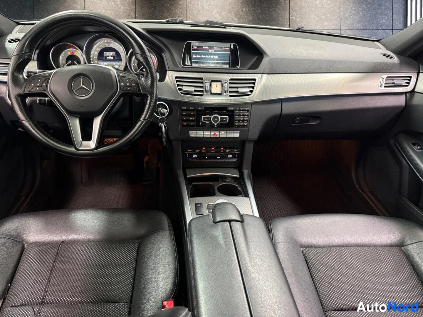 Valkoinen Mercedes-Benz E 2015, yksityiskohta, kuva 9