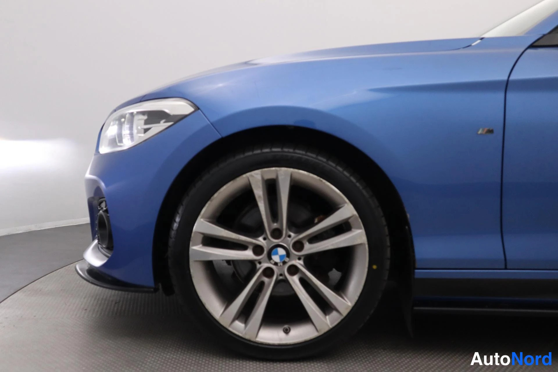 Blue BMW 120d xDrive 2015, front three-quarter, nose to the left, photo 2