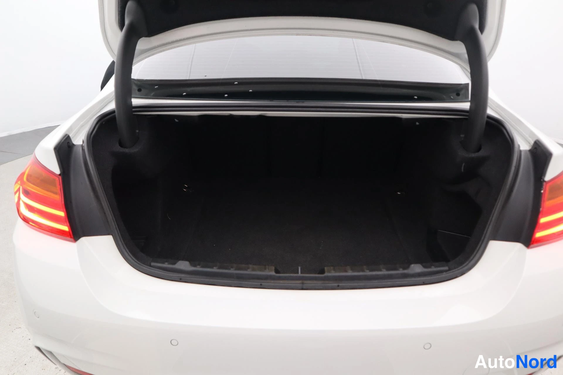Valkoinen BMW 428i 2014, takaa, kuva 10