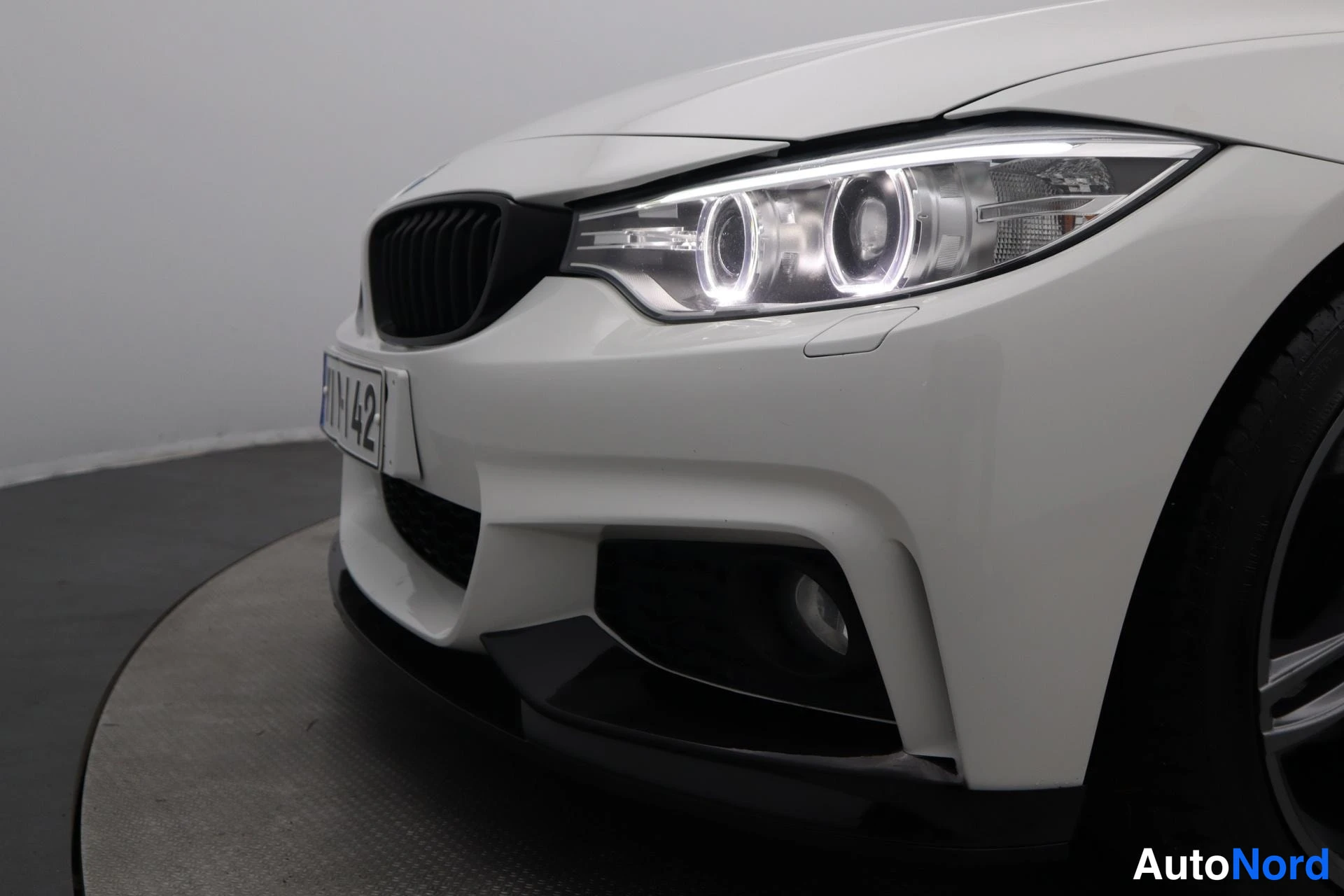 Valkoinen BMW 428i 2014, edestä, kuva 5