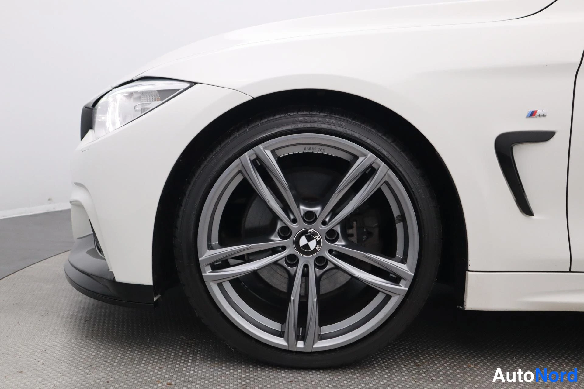 Valkoinen BMW 428i 2014, etuviisto, keula vasemmalle, kuva 2