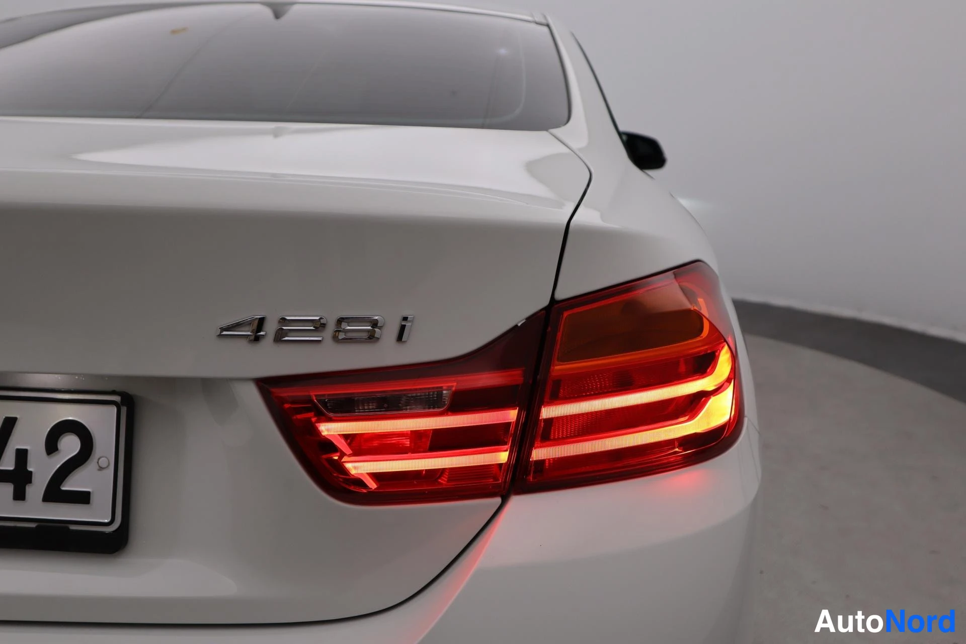 Valkoinen BMW 428i 2014, takaa, kuva 9