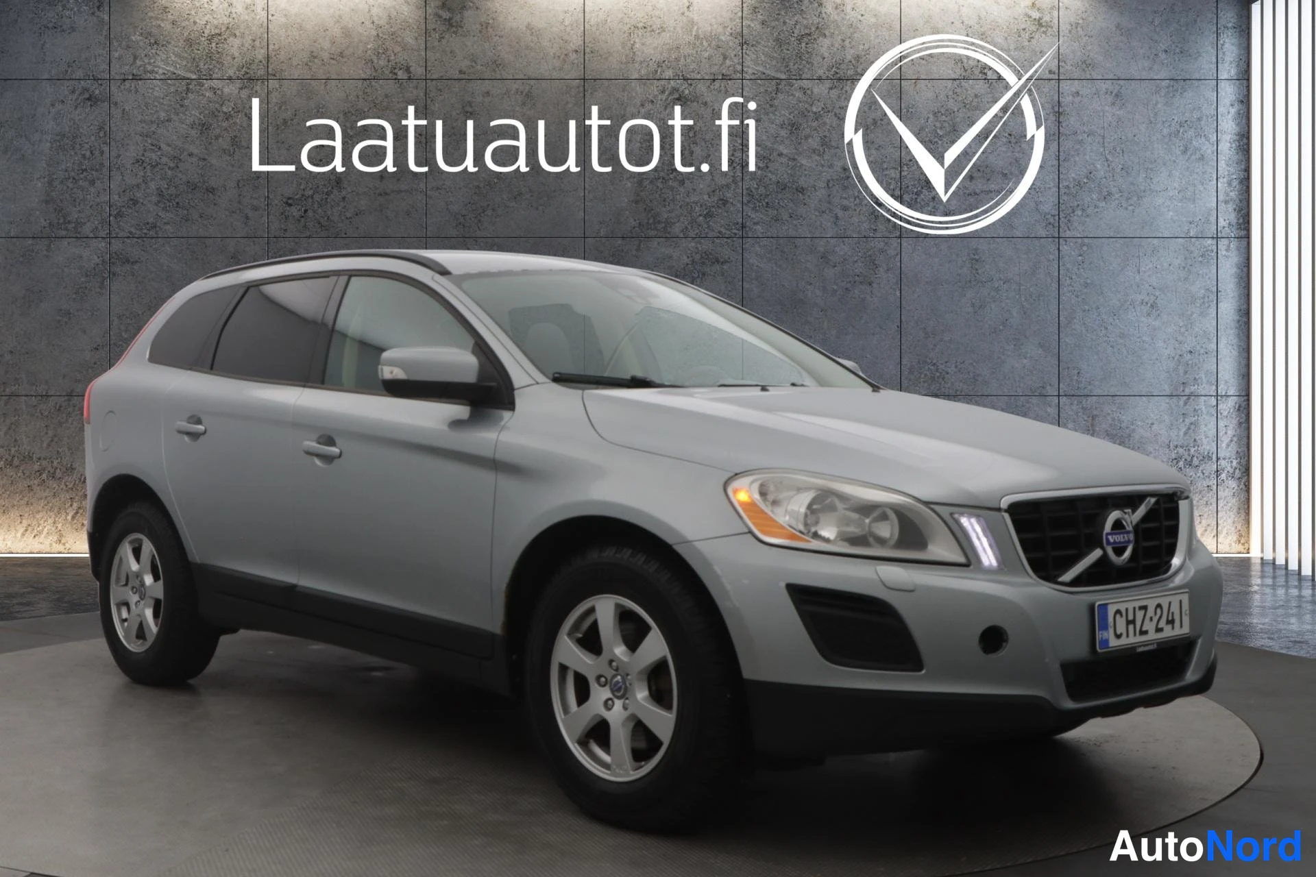 Harmaa Volvo XC60 2011, etuviisto, keula oikealle, kuva 3