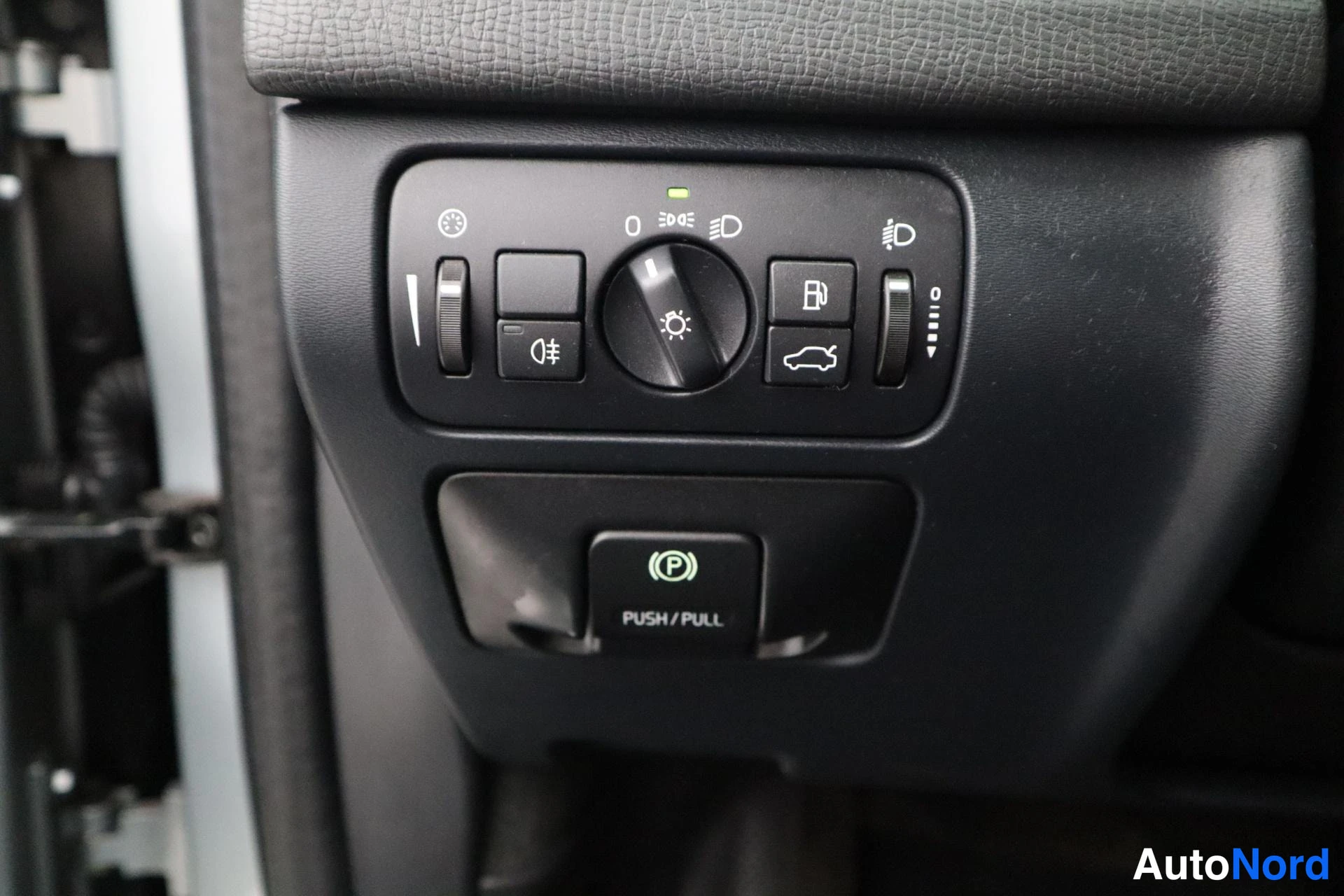 Harmaa Volvo XC60 2011, kuva 17