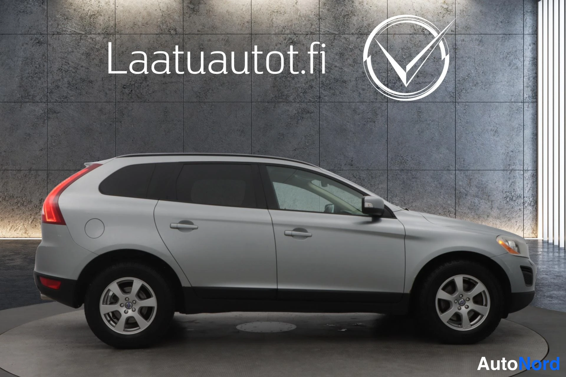 Harmaa Volvo XC60 2011, etuviisto, keula oikealle, kuva 4