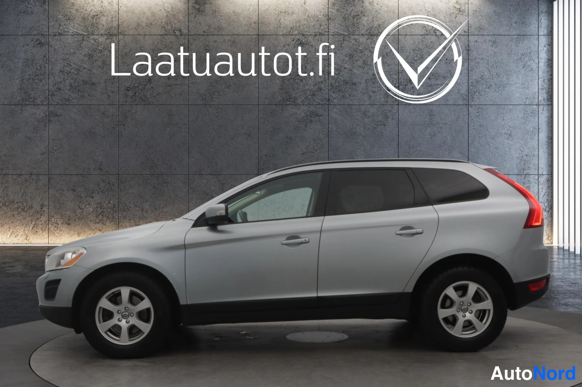 Harmaa Volvo XC60 2011, etuviisto, keula vasemmalle, kuva 2