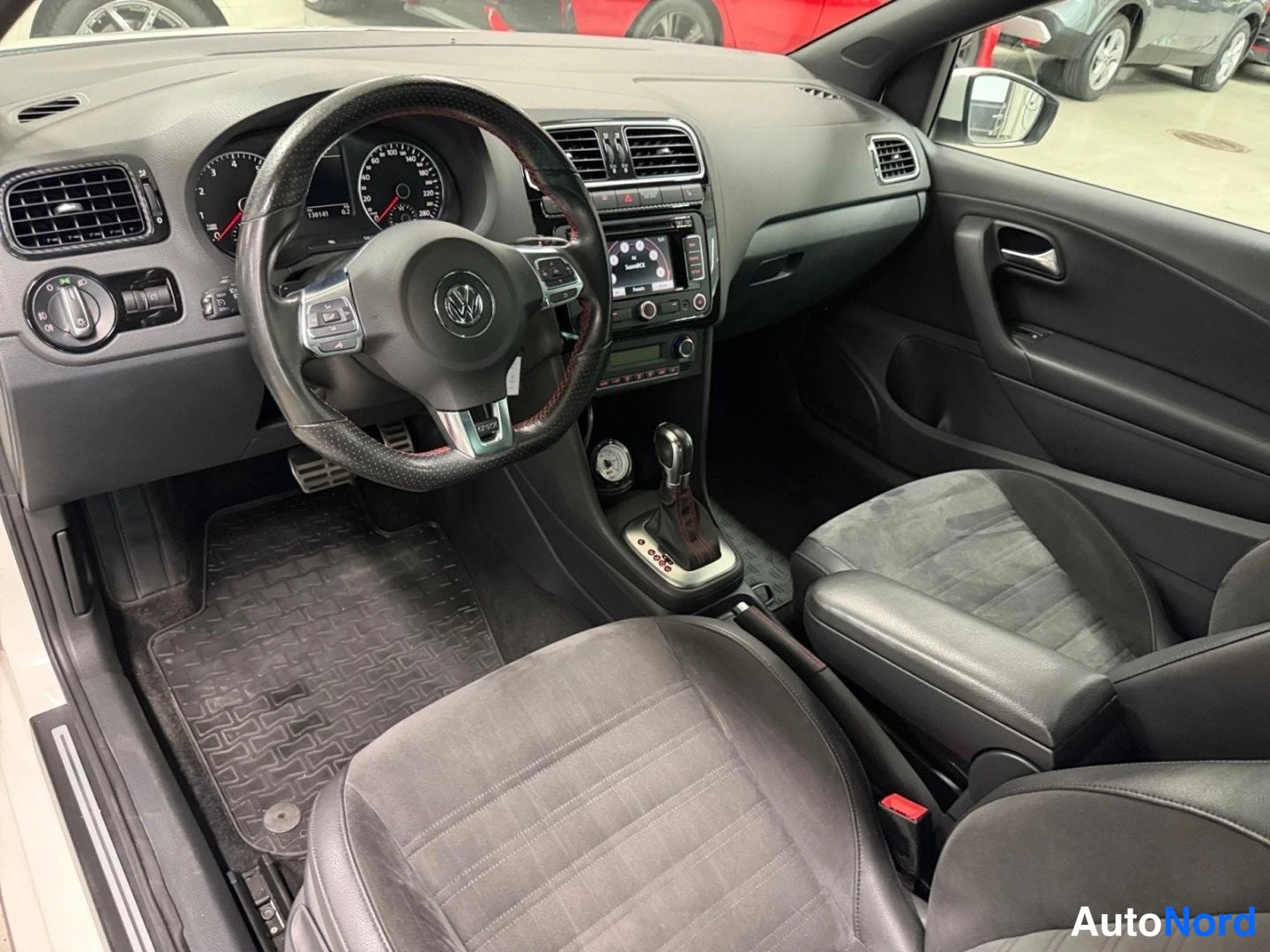 Valkoinen Volkswagen Polo 2011, kuva 27