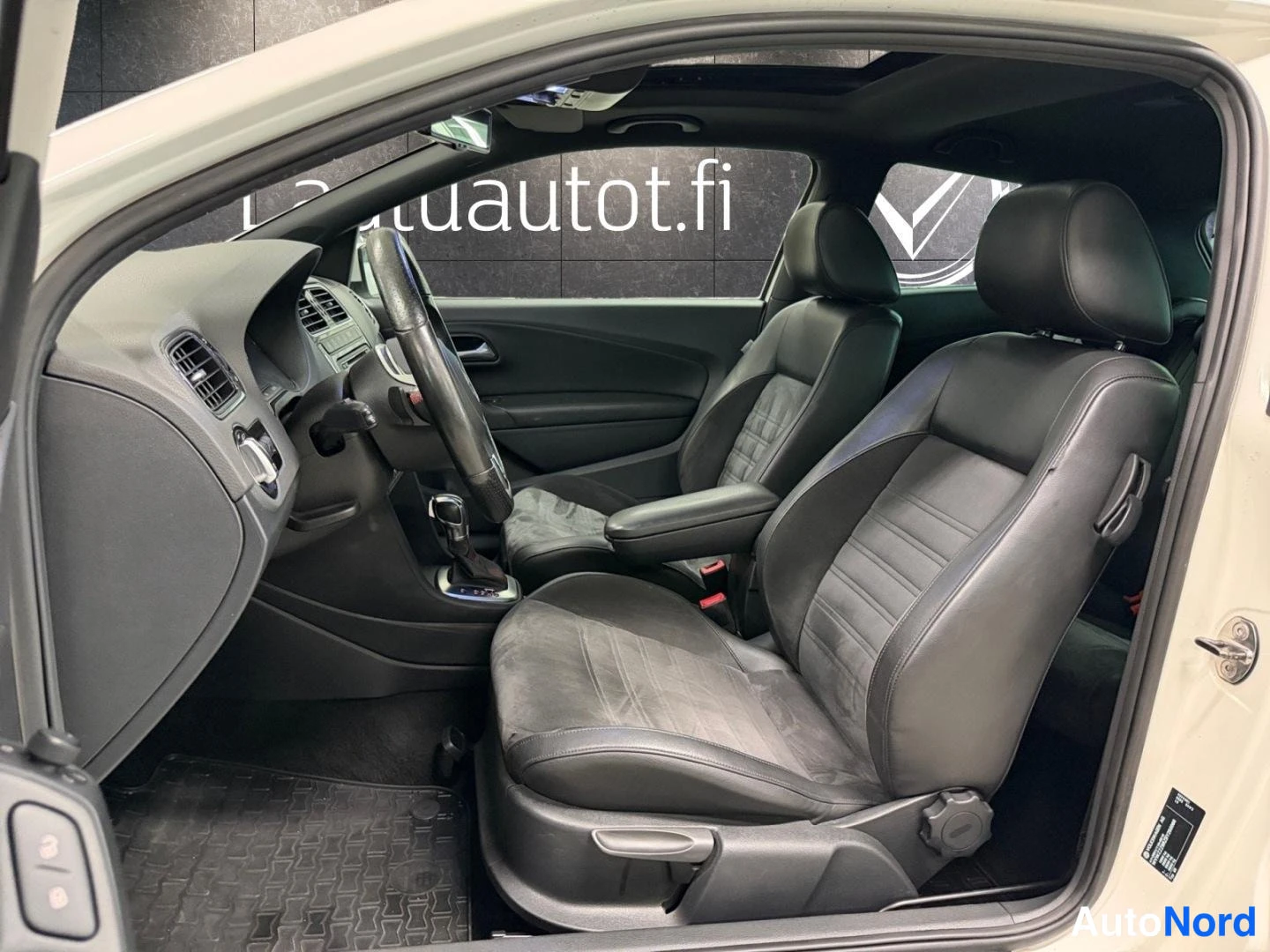Valkoinen Volkswagen Polo 2011, kuva 17