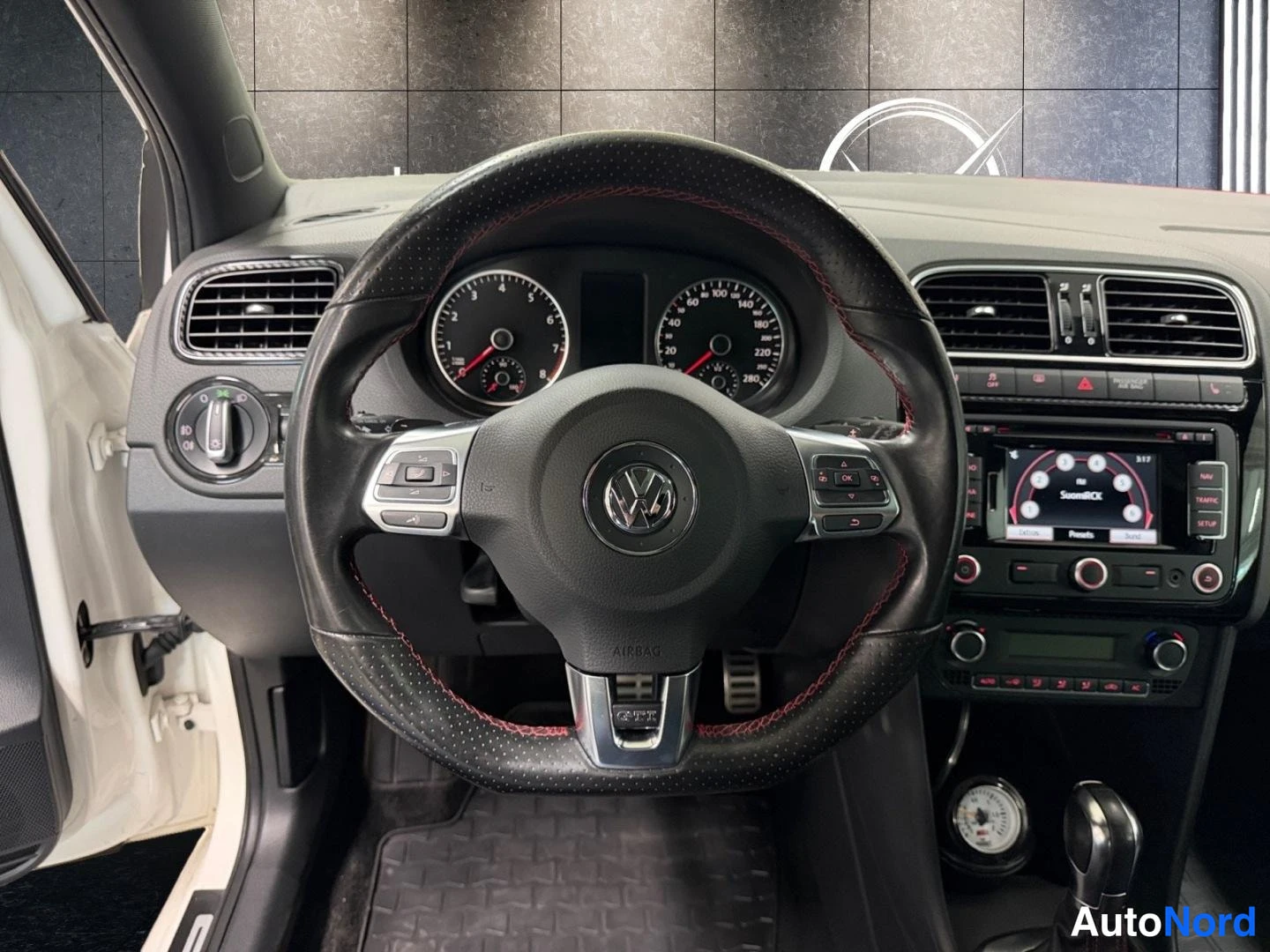Valkoinen Volkswagen Polo 2011, kuva 19