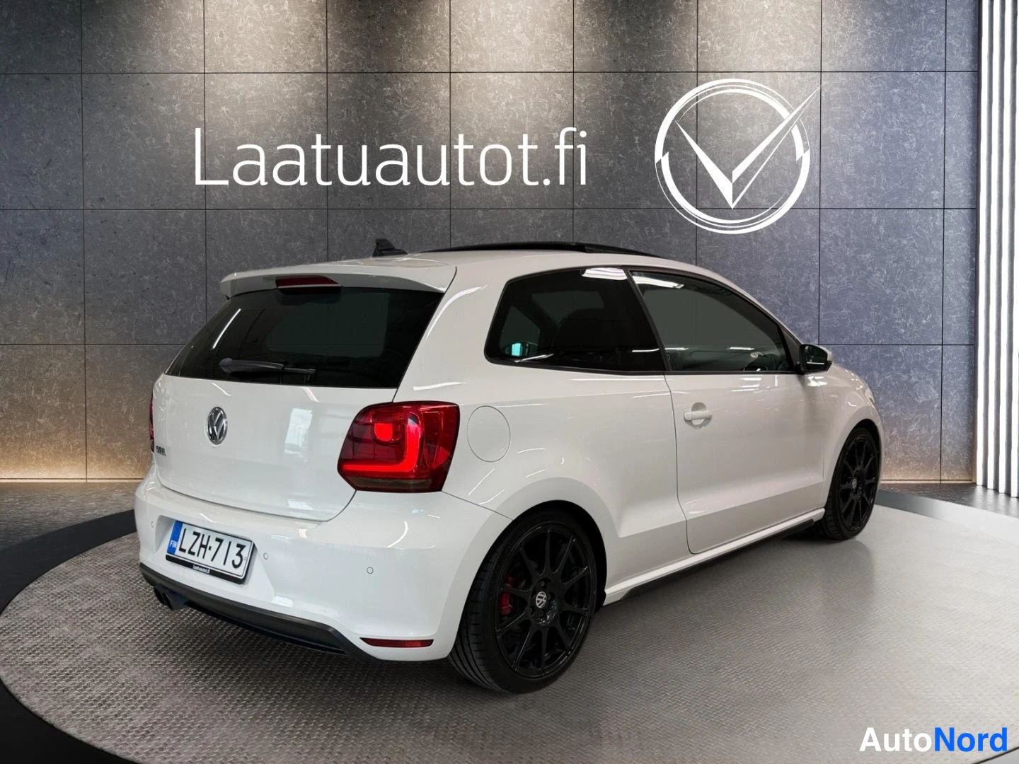 Valkoinen Volkswagen Polo 2011, takaviisto, kuva 7