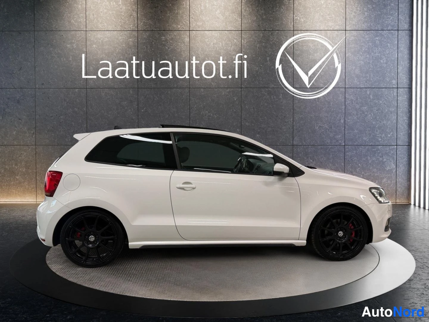 Valkoinen Volkswagen Polo 2011, etuviisto, keula oikealle, kuva 2