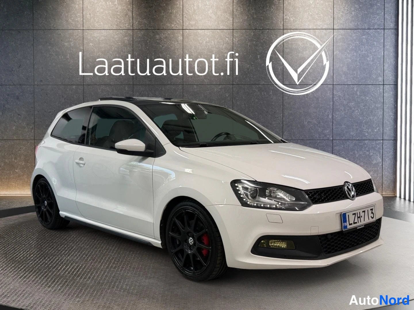Valkoinen Volkswagen Polo 2011, etuviisto, keula oikealle, kuva 3