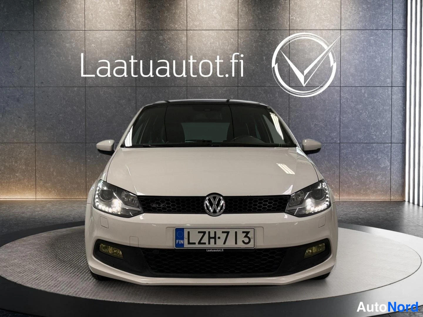 Valkoinen Volkswagen Polo 2011, edestä, kuva 4