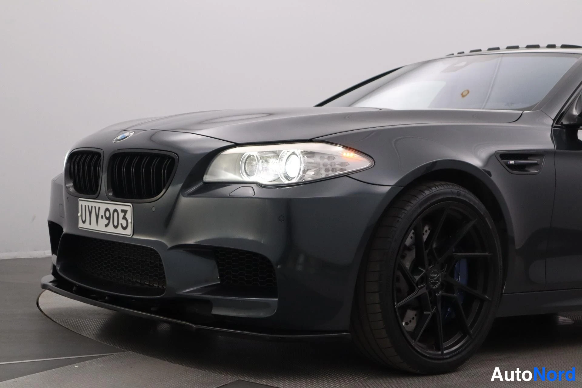 Harmaa BMW M5 2012, etuviisto, keula vasemmalle, kuva 3