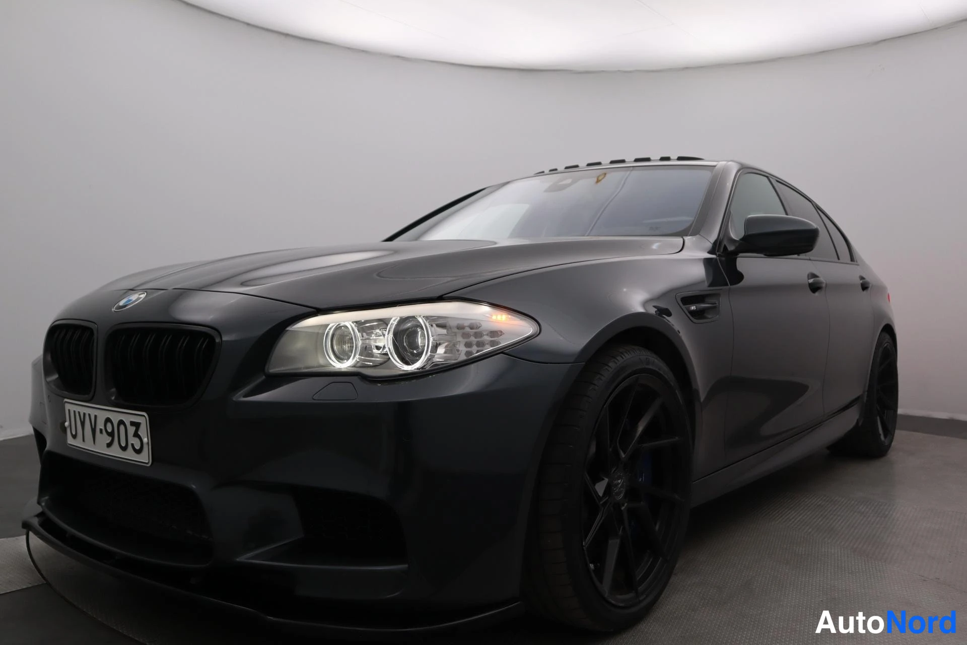 Harmaa BMW M5 2012, etuviisto, keula vasemmalle, kuva 4