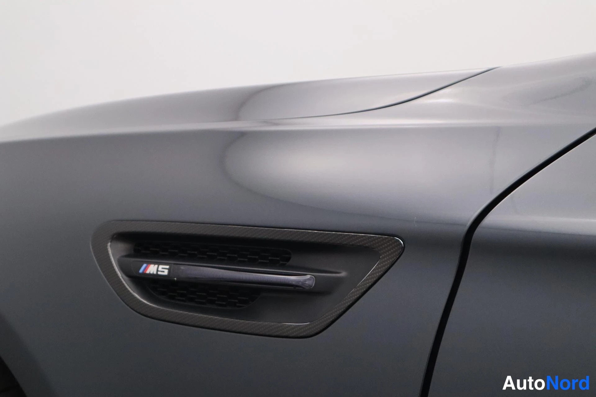 Harmaa BMW M5 2012, sivulta, kuva 7