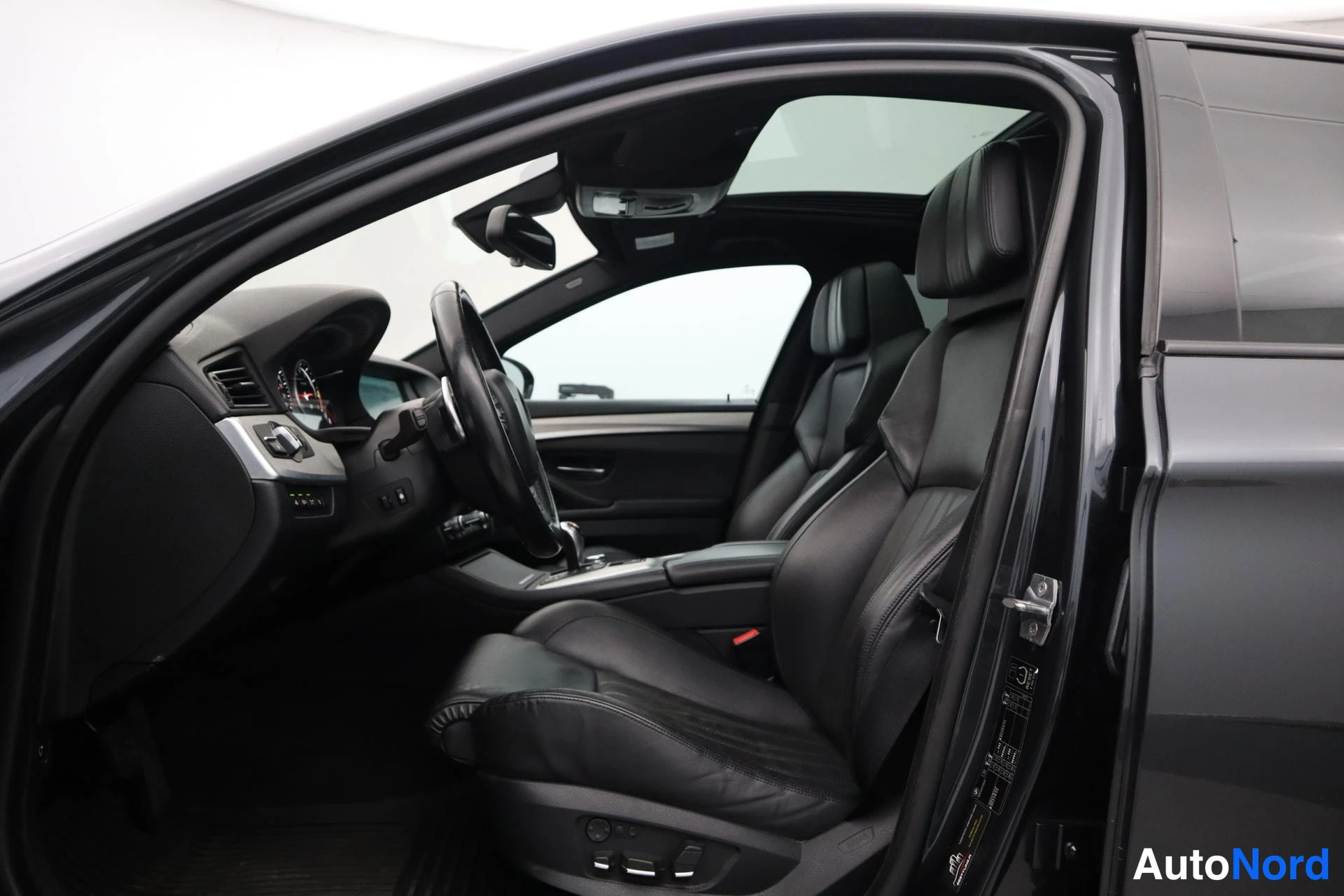 Harmaa BMW M5 2012, kuva 16