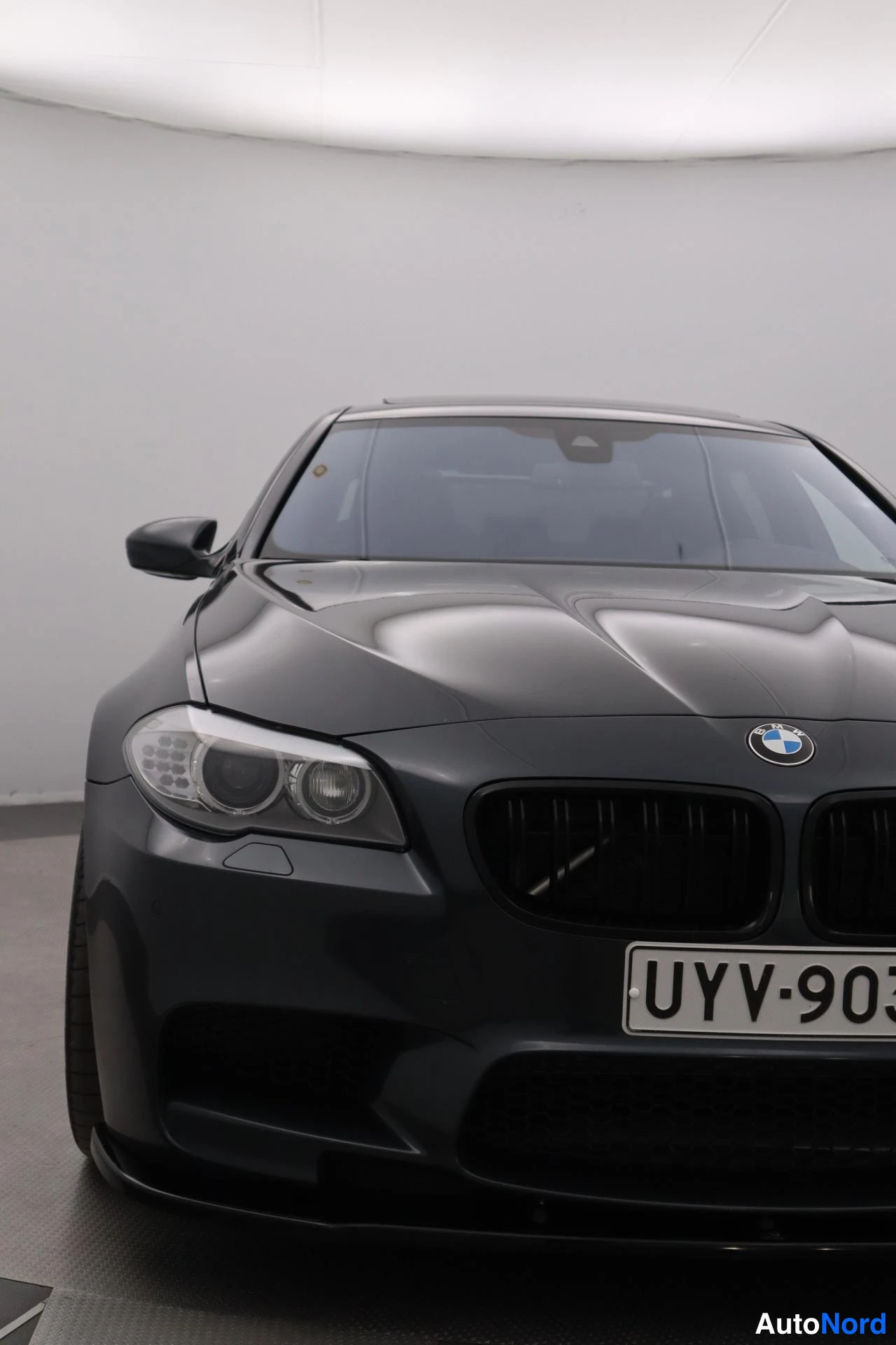Harmaa BMW M5 2012, edestä, kuva 6