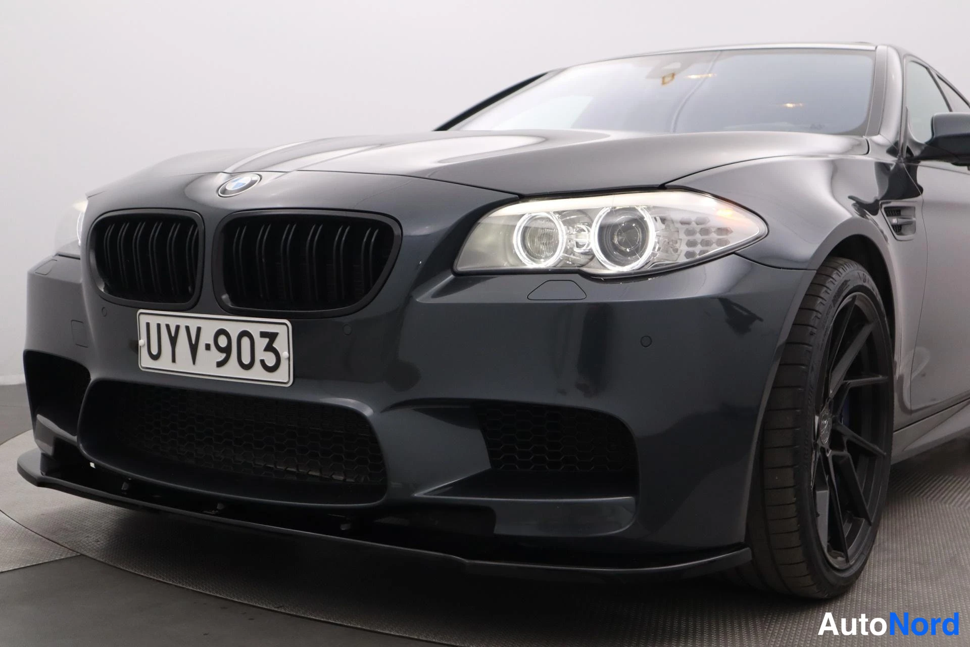 Harmaa BMW M5 2012, etuviisto, keula vasemmalle, kuva 2