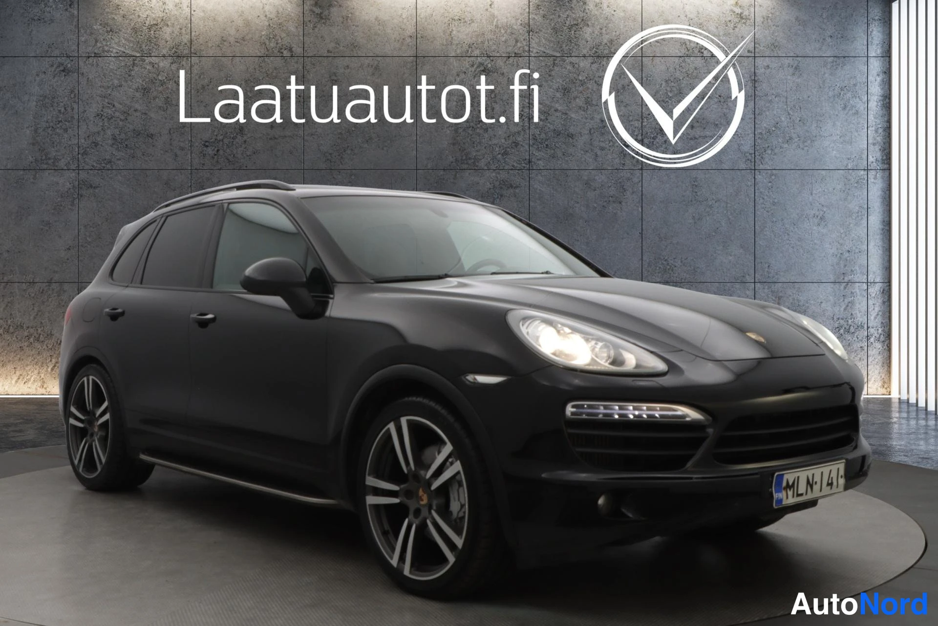 Musta Porsche Cayenne 2014, etuviisto, keula oikealle, kuva 3