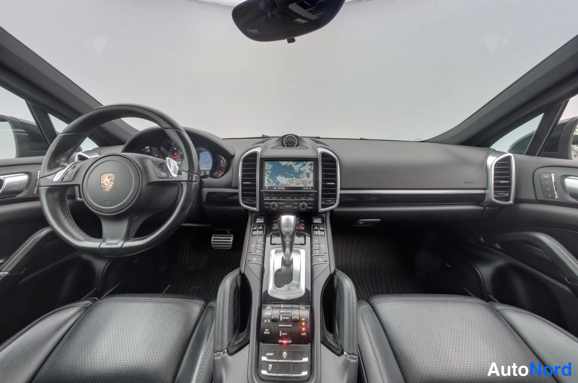 Musta Porsche Cayenne 2014, kuva 13