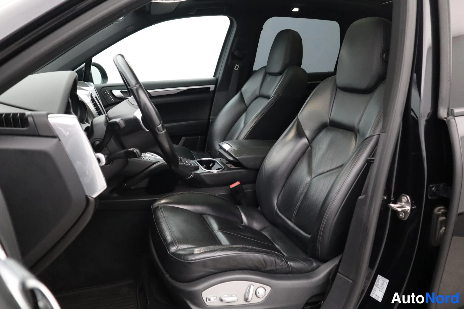 Musta Porsche Cayenne 2014, kuva 17