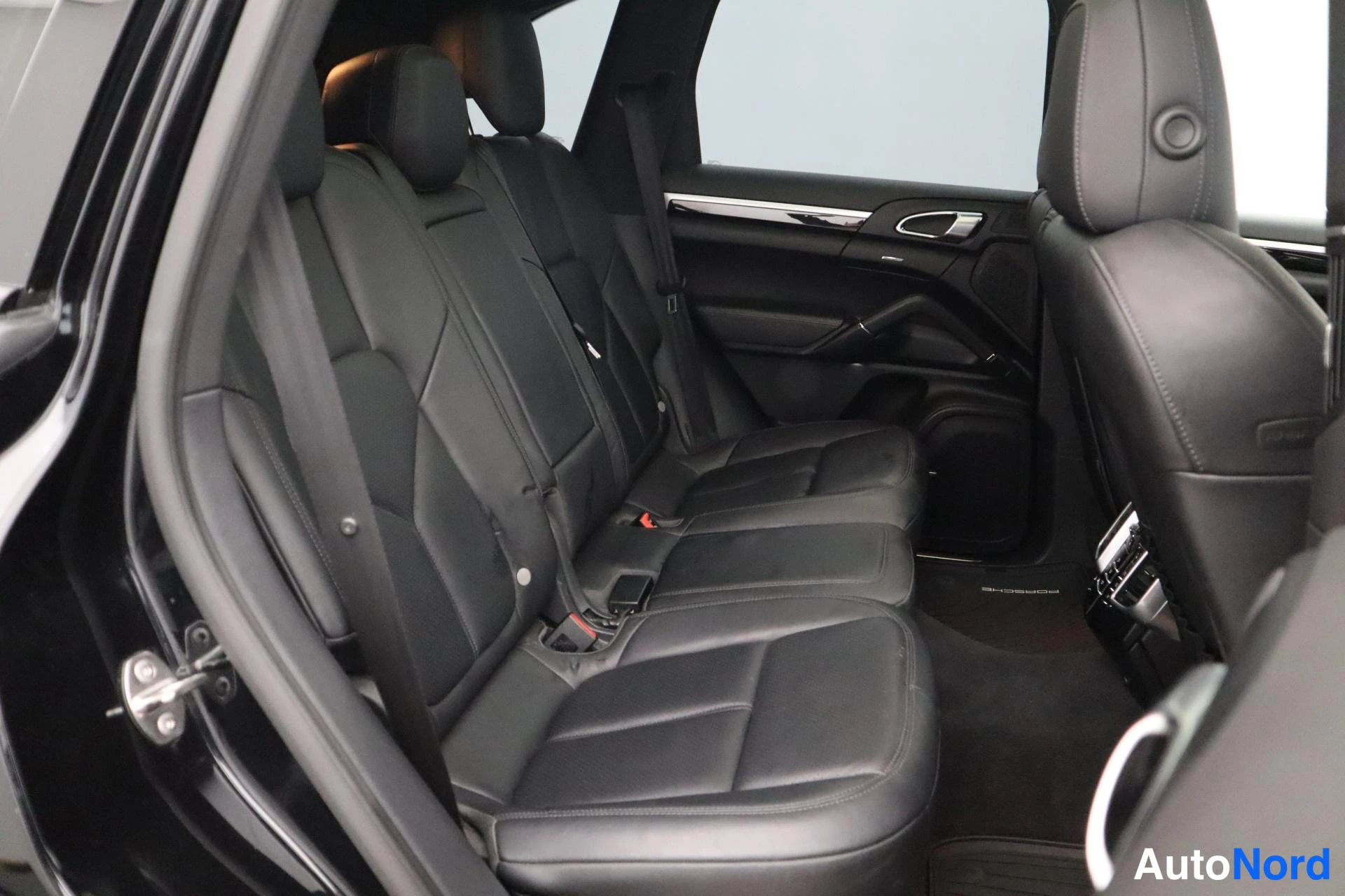 Musta Porsche Cayenne 2014, kuva 23