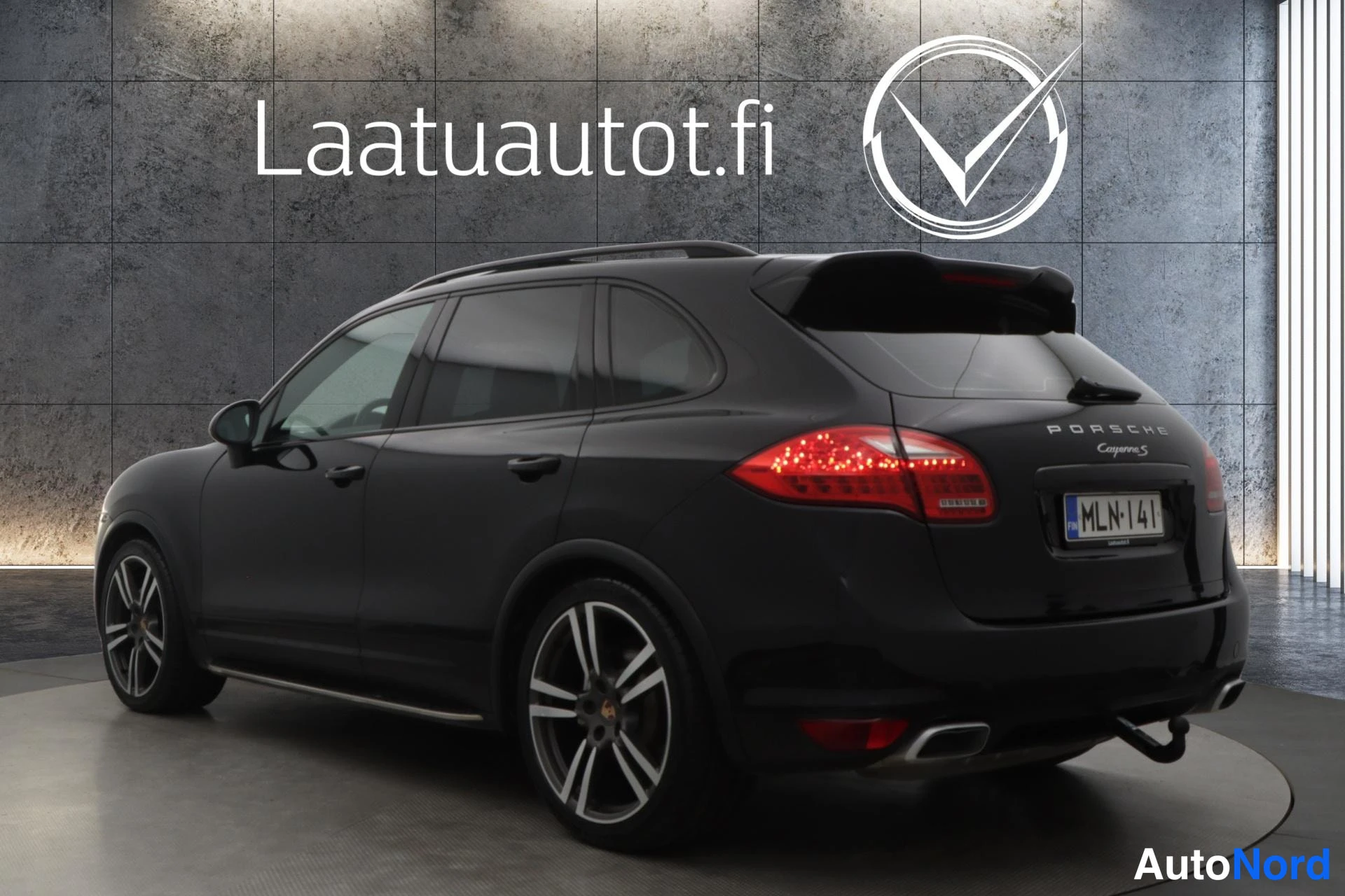 Musta Porsche Cayenne 2014, takaviisto, kuva 6