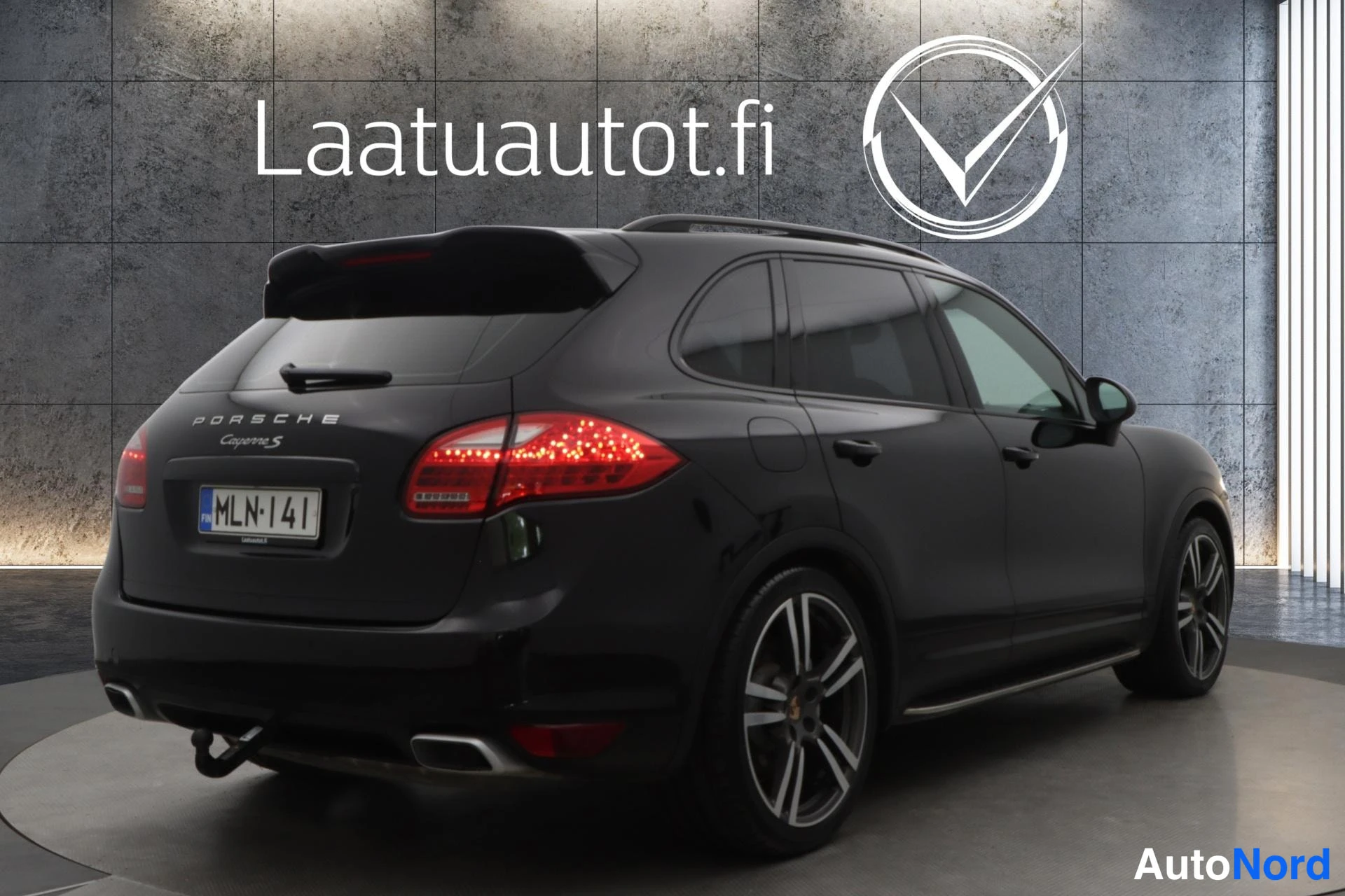 Musta Porsche Cayenne 2014, takaviisto, kuva 7