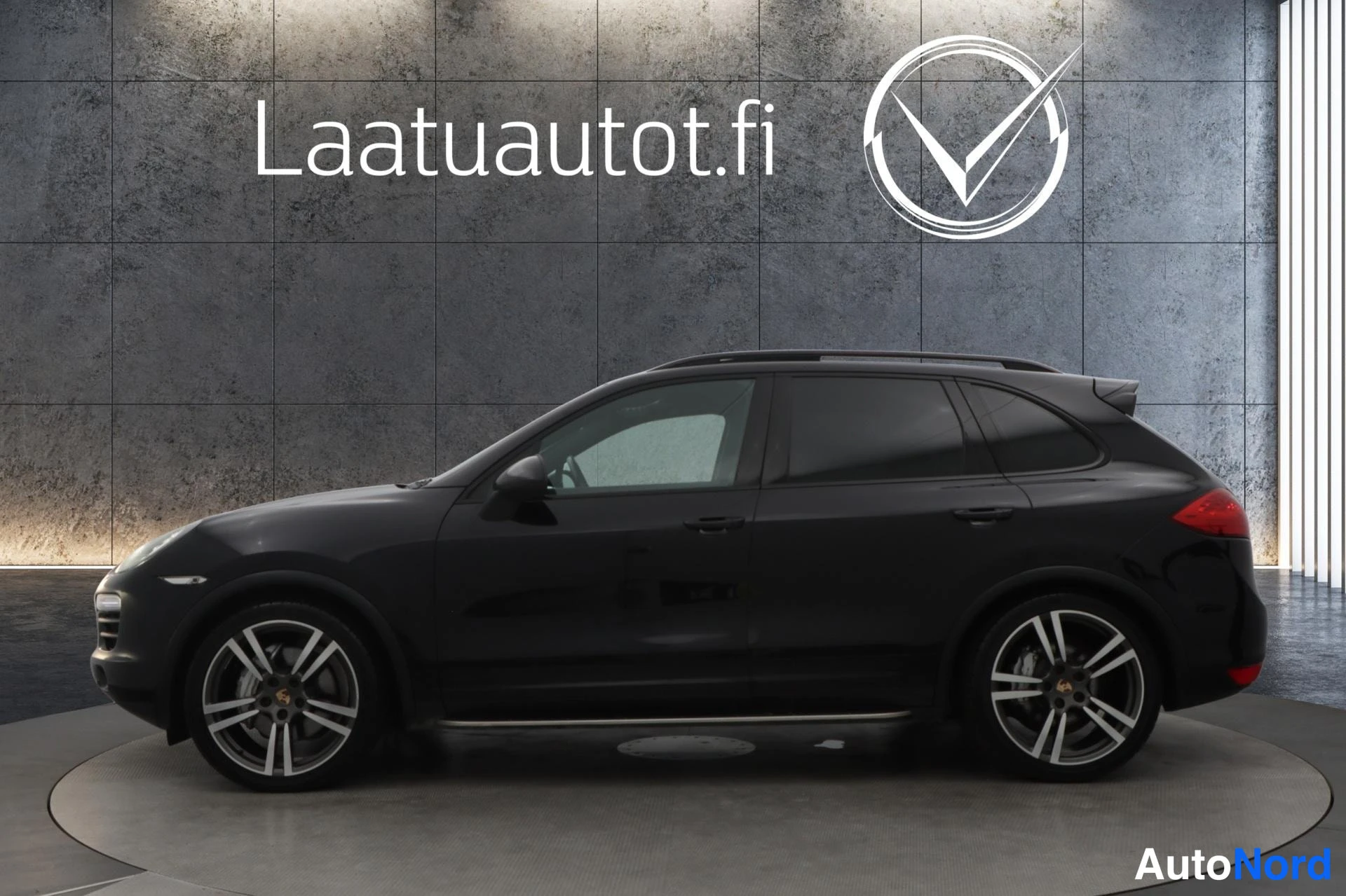 Musta Porsche Cayenne 2014, etuviisto, keula vasemmalle, kuva 2