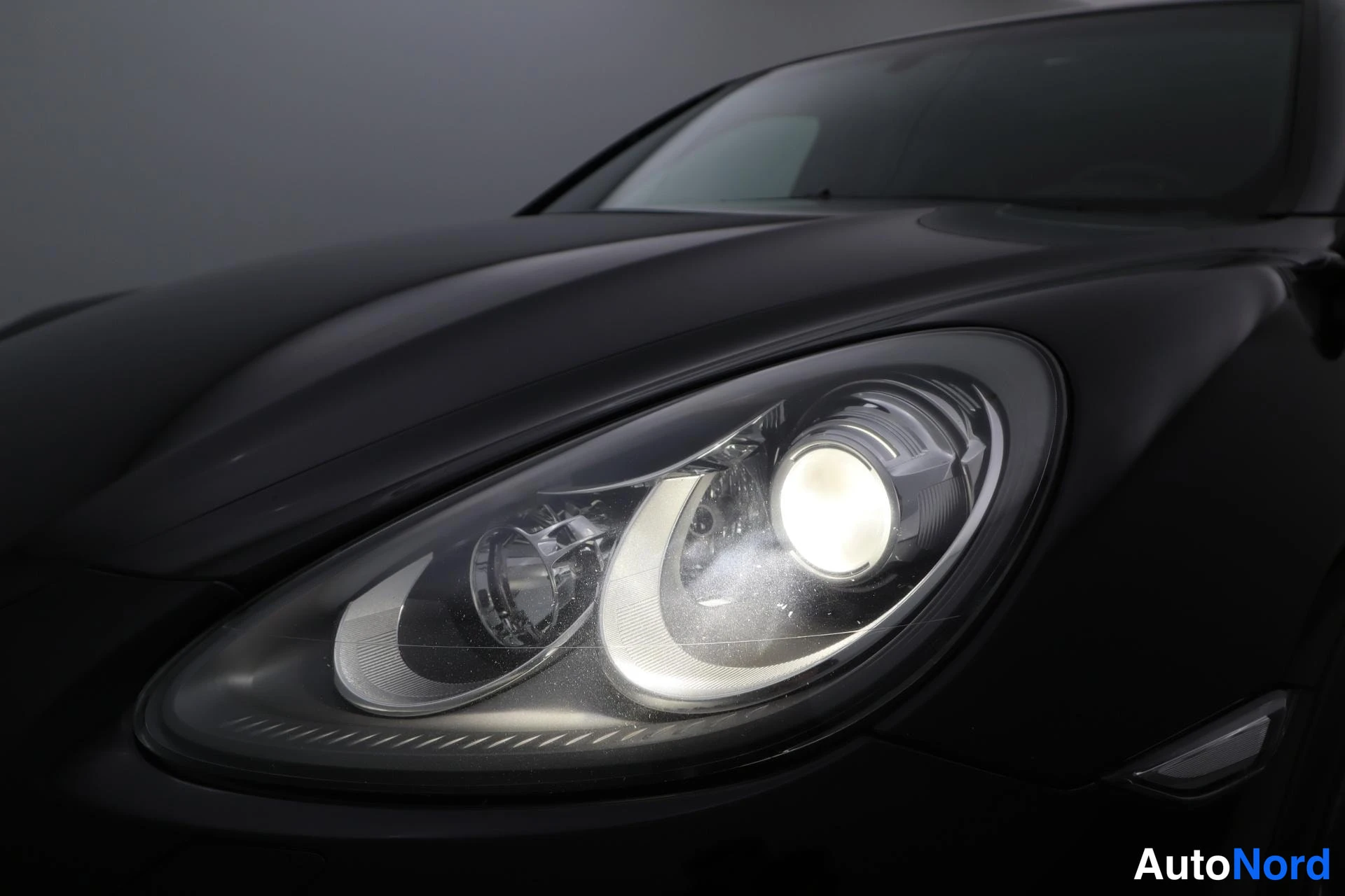 Musta Porsche Cayenne 2014, edestä, kuva 5