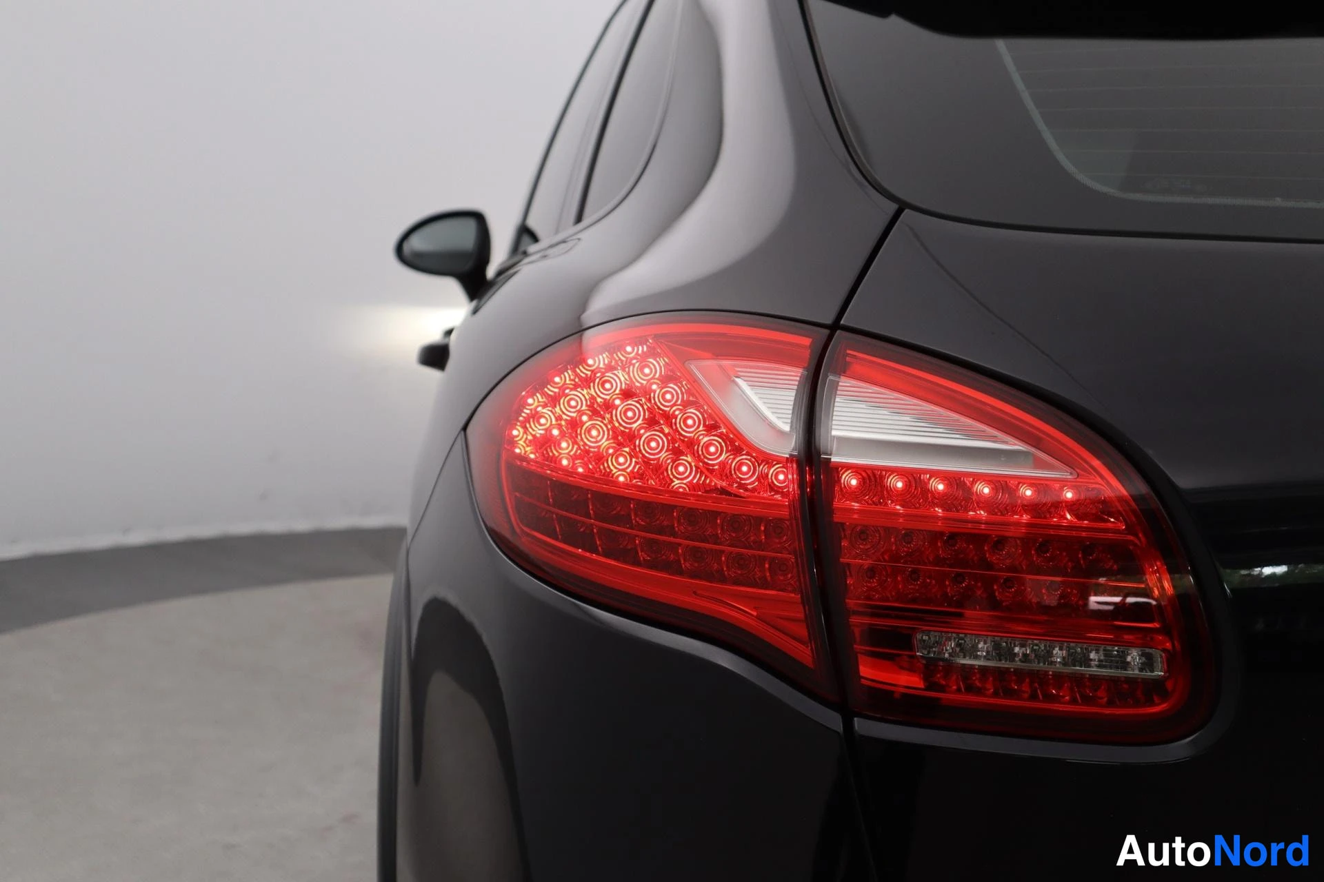 Musta Porsche Cayenne 2014, takaviisto, kuva 8