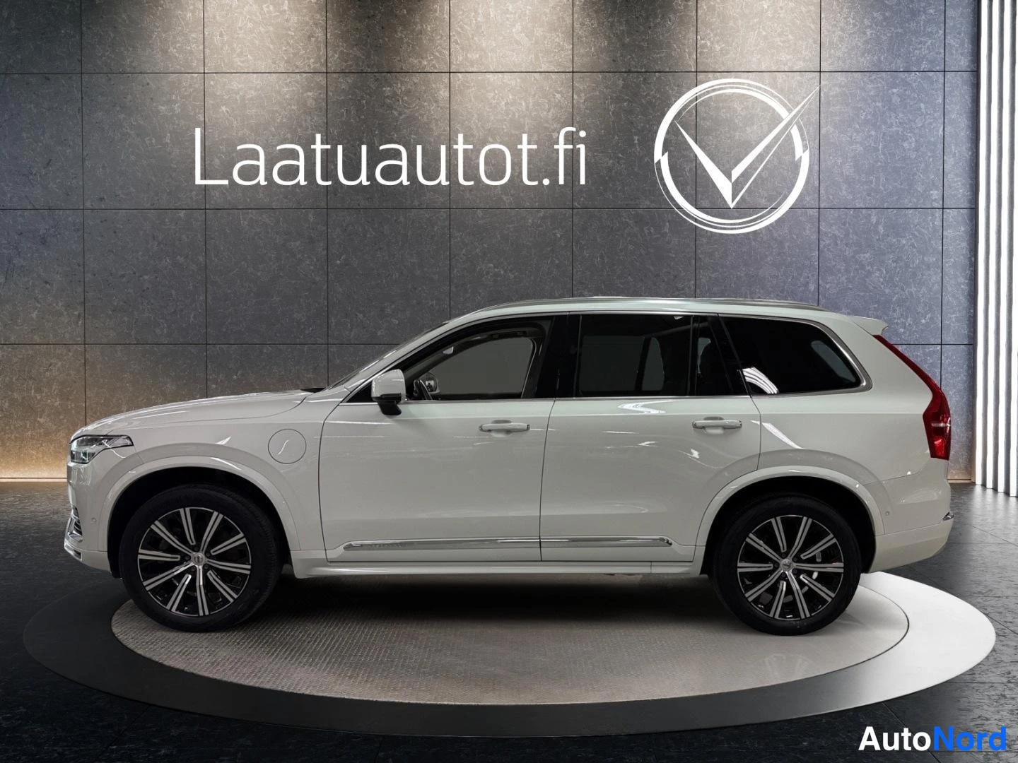 Valkoinen Volvo XC90 2022, etuviisto, keula vasemmalle, kuva 2