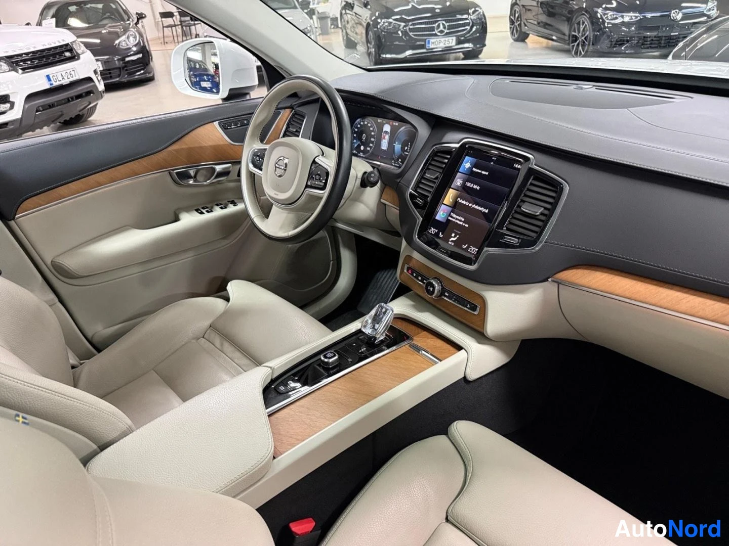 Valkoinen Volvo XC90 2022, kuva 12