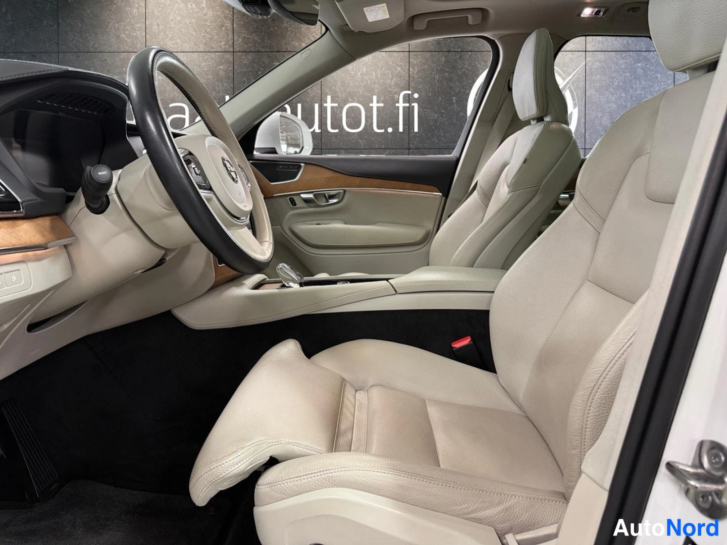 Valkoinen Volvo XC90 2022, kuva 13